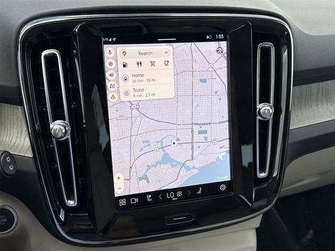 Used 2025 Volvo XC40 B5 Plus w/ Protection Package Premier image 17