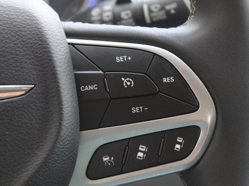 Used 2024 Chrysler Pacifica Touring-L FWD image 24