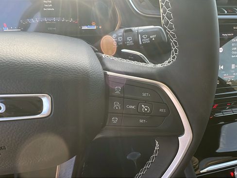 Used 2025 Jeep Grand Cherokee Altitude image 30