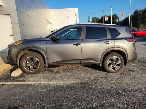 Used 2025 Nissan Rogue SV w/ SV Premium Package FWD image 3