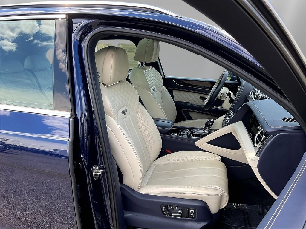 Used 2021 Bentley Bentayga AWD/4WD image 29