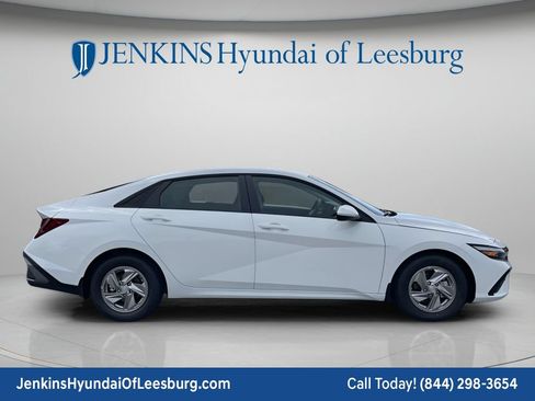 New 2026 Hyundai Elantra SE FWD image 3