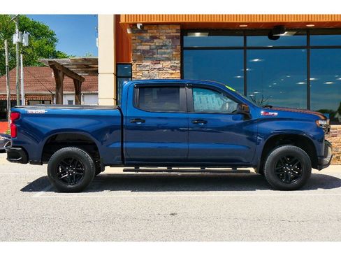 Used 2021 Chevrolet Silverado 1500 LT Trail Boss w/ Convenience Package II AWD/4WD image 2
