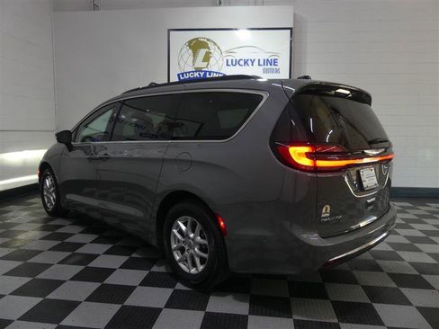 Used 2023 Chrysler Pacifica Touring-L FWD image 11