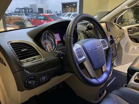 Used 2016 Chrysler Town & Country Touring FWD image 15