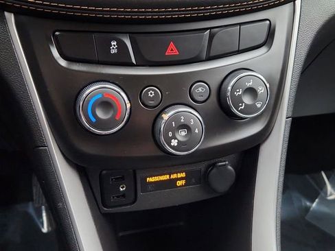 Used 2022 Chevrolet Trax LT w/ LT Convenience Package image 39