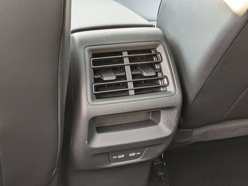 Used 2025 Volkswagen Tiguan SE image 24