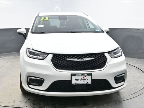 Used 2023 Chrysler Pacifica Touring-L image 2