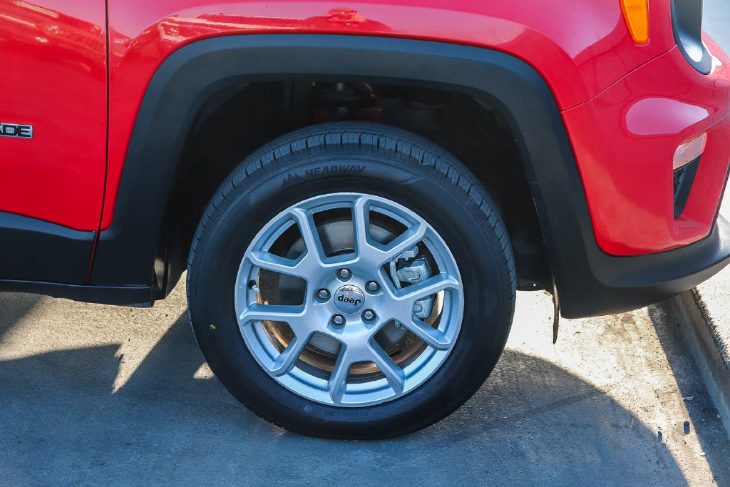 Used 2023 Jeep Renegade Latitude AWD/4WD image 11