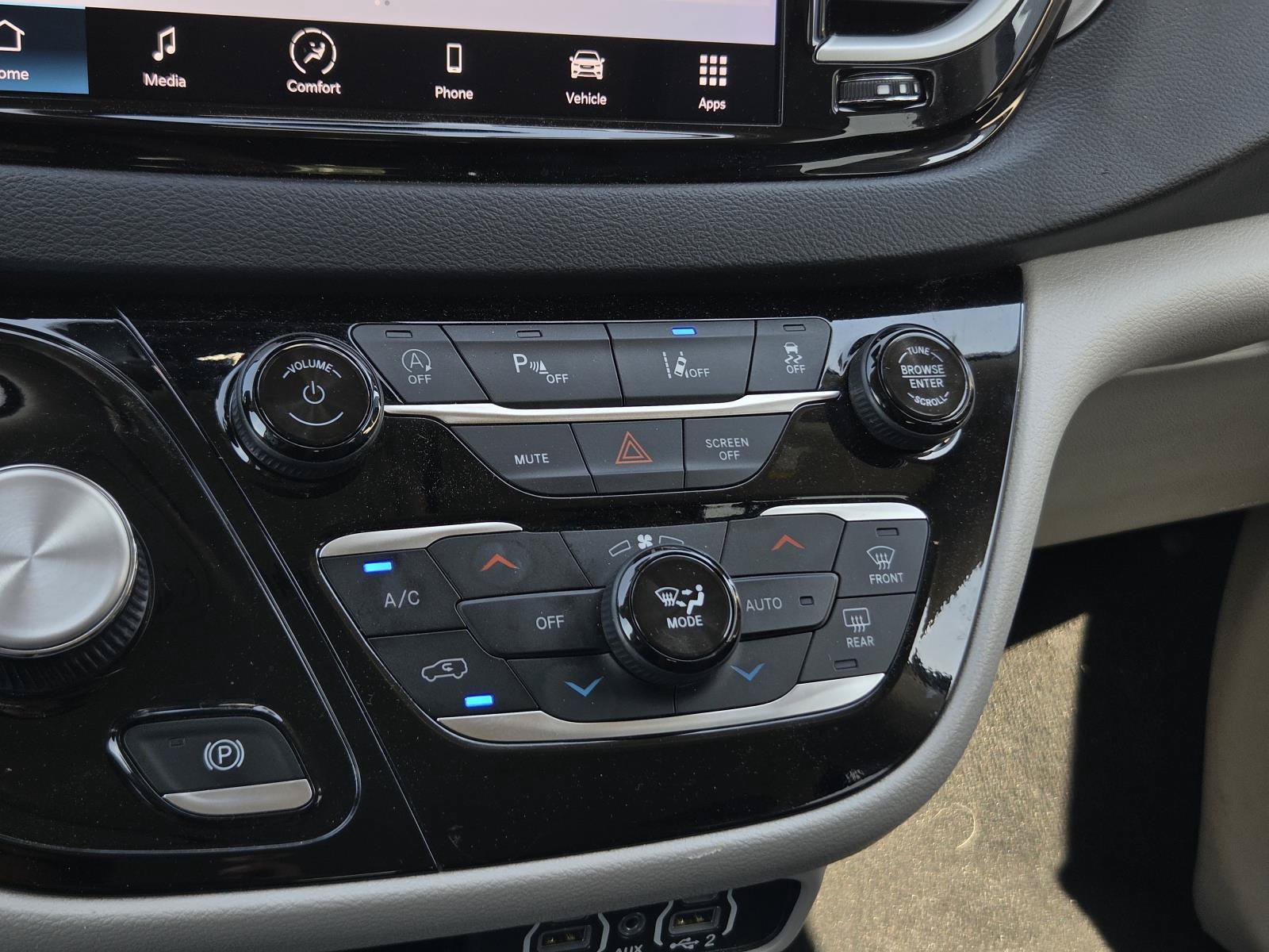 Used 2024 Chrysler Pacifica Touring-L FWD image 18