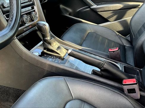 Used 2018 Volkswagen Passat 2.0T SEL Premium image 15