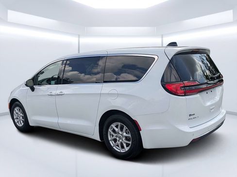 Used 2023 Chrysler Pacifica Touring-L FWD image 5