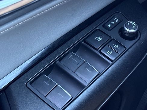 Used 2023 Toyota Venza LE image 37