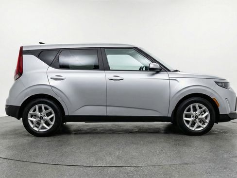 Used 2025 Kia Soul LX w/ LX Technology Package FWD image 11