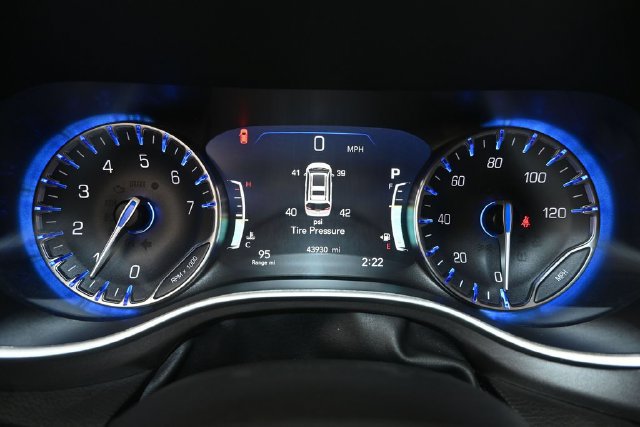 Used 2024 Chrysler Pacifica Touring-L FWD image 6