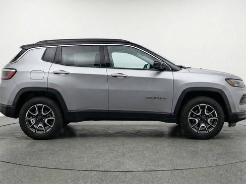 Used 2025 Jeep Compass Trailhawk AWD/4WD image 11
