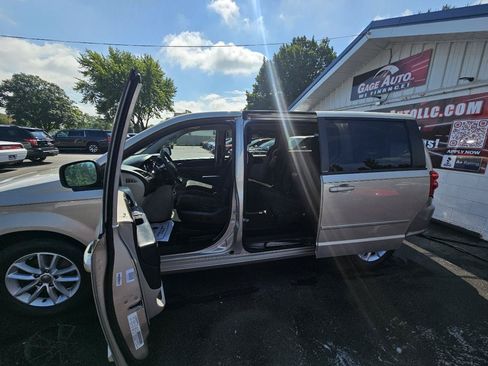 Used 2013 Dodge Grand Caravan SXT FWD image 24