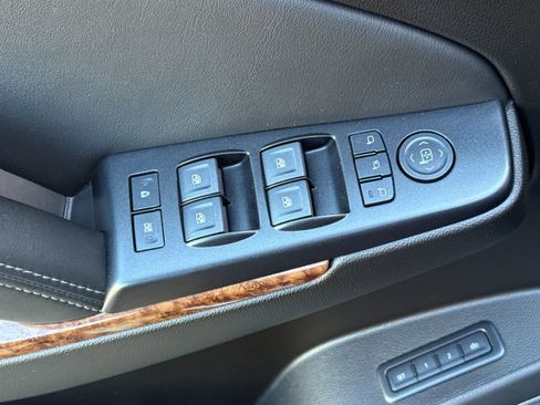 Used 2020 Chevrolet Suburban Premier w/ Premier Plus Edition AWD/4WD image 13