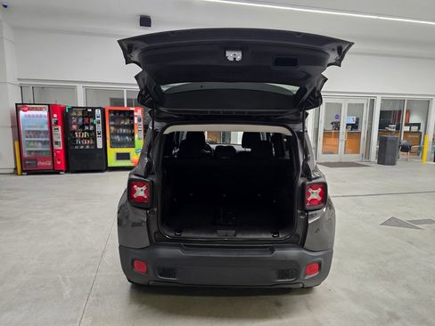Used 2018 Jeep Renegade Latitude FWD image 36