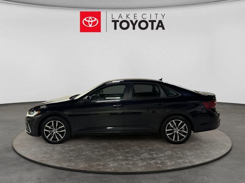 Used 2025 Volkswagen Jetta SE FWD image 3