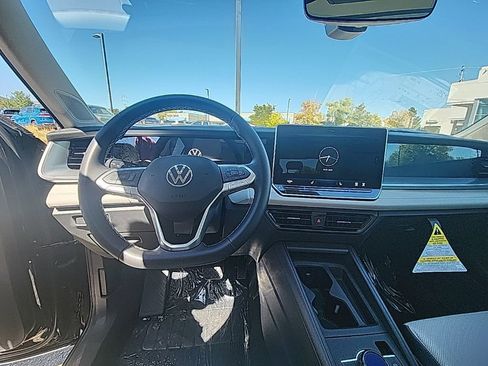 New 2025 Volkswagen Tiguan SE image 11
