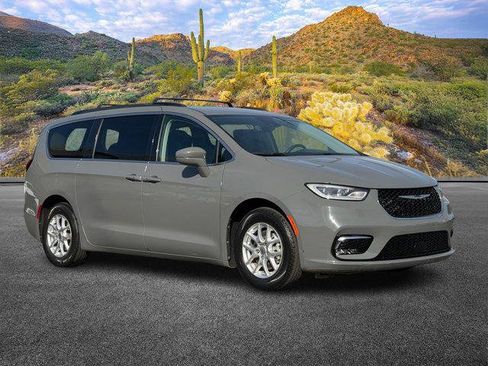 Used 2022 Chrysler Pacifica Touring-L image 2