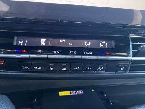 Used 2025 Toyota Sienna XSE w/ XSE Plus Package image 18