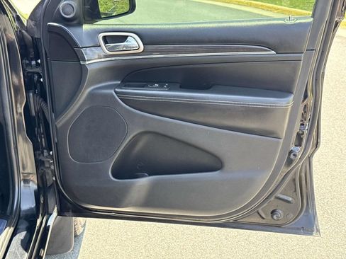Used 2017 Jeep Grand Cherokee Overland AWD/4WD image 27