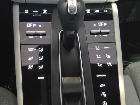 Used 2025 Porsche Macan AWD/4WD image 30