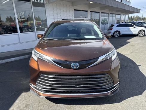 Used 2021 Toyota Sienna Limited image 13