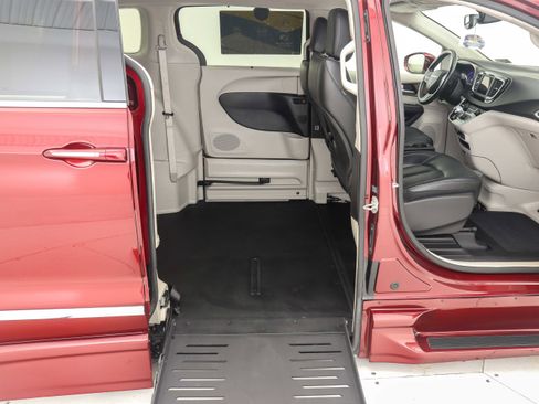 Used 2019 Chrysler Pacifica Touring-L image 14