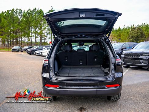 Used 2024 Jeep Grand Cherokee Limited w/ Black Appearance Package image 8