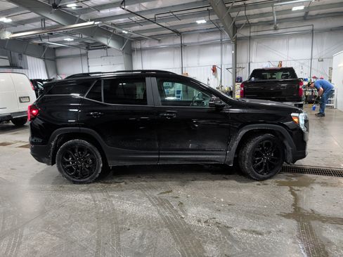 Used 2022 GMC Terrain SLE w/ Driver Convenience Package image 2