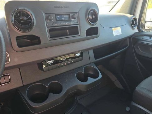 Used 2025 Mercedes-Benz Sprinter 2500 image 33