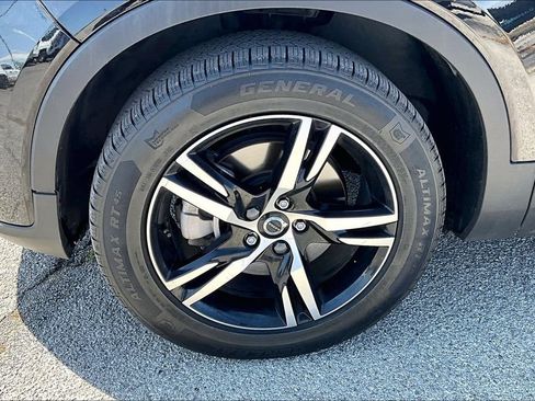 Used 2025 Volvo XC40 B5 Core AWD/4WD image 11