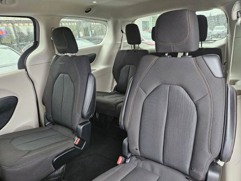 Used 2020 Chrysler Pacifica Touring image 23