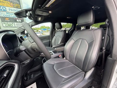 Used 2025 Chrysler Pacifica Select FWD image 9