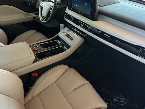 New 2026 Lincoln Aviator Reserve w/ Luxury Package RWD image 16