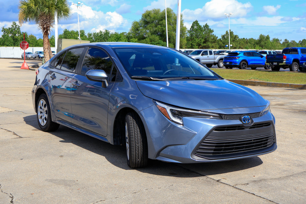 Used 2025 Toyota Corolla LE w/ Convenience Package FWD image 24