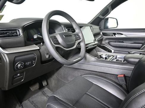 Used 2024 Jeep Wagoneer L Series III w/ Flexible Seating Group AWD/4WD image 24