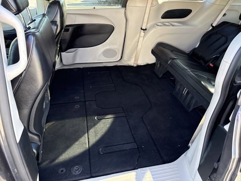 Used 2022 Chrysler Pacifica Touring-L image 10