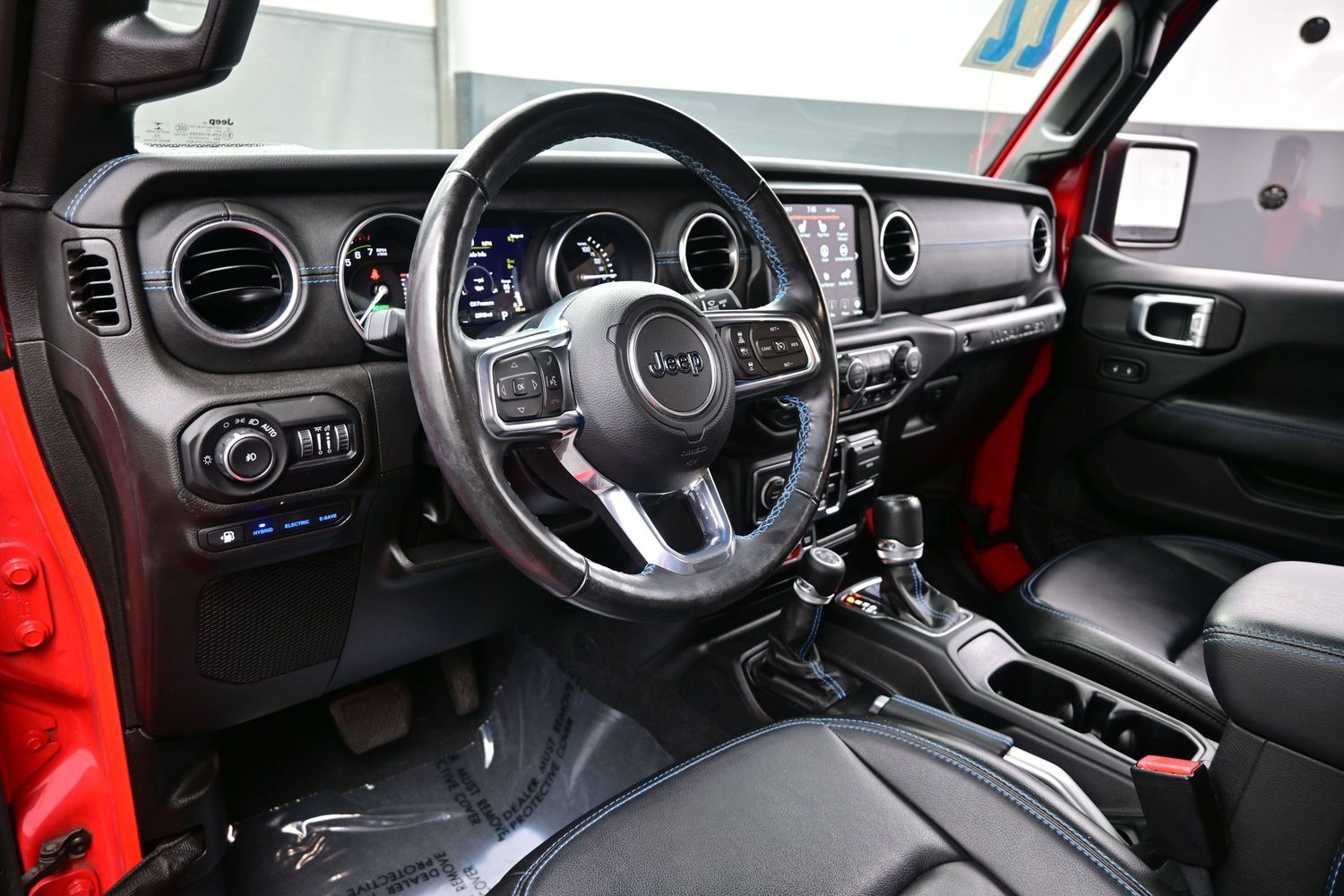 Used 2022 Jeep Wrangler Unlimited Rubicon 4xe w/ Cold Weather Group AWD/4WD image 14