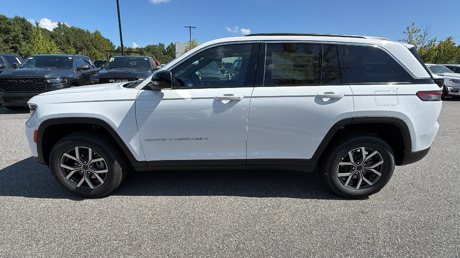 New 2027 Jeep Grand Cherokee Laredo X AWD/4WD image 11