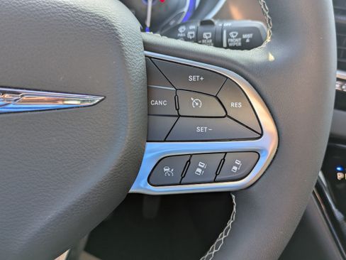 Used 2026 Chrysler Pacifica Select FWD image 13