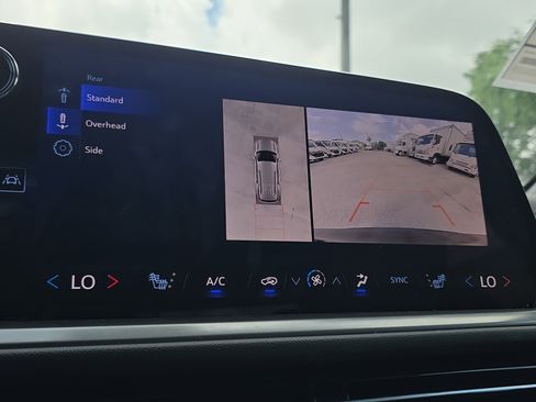 Used 2024 Chevrolet Traverse LT image 34