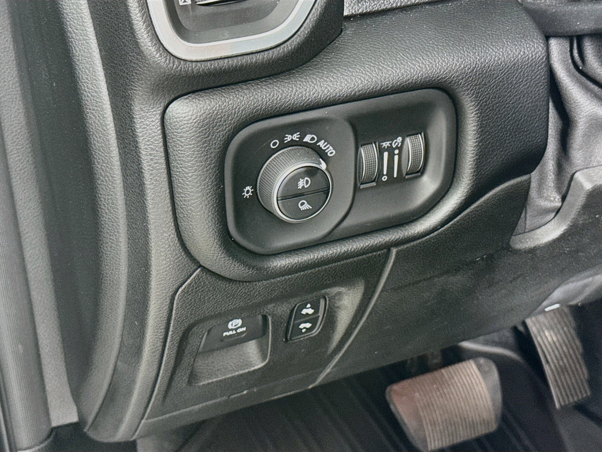 Used 2019 RAM 1500 Big Horn AWD/4WD image 10