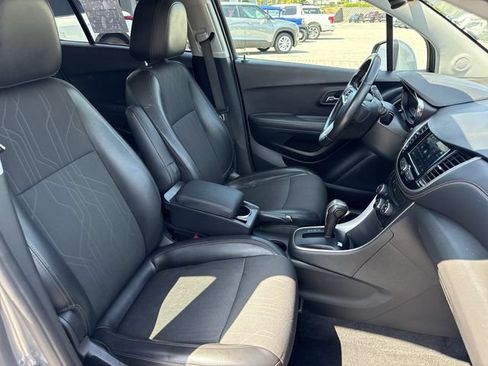 Used 2019 Chevrolet Trax LT w/ LT Convenience Package FWD image 21
