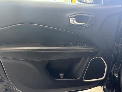 Used 2018 Jeep Compass Latitude w/ Cold Weather Group image 11