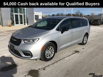 New 2026 Chrysler Pacifica Select