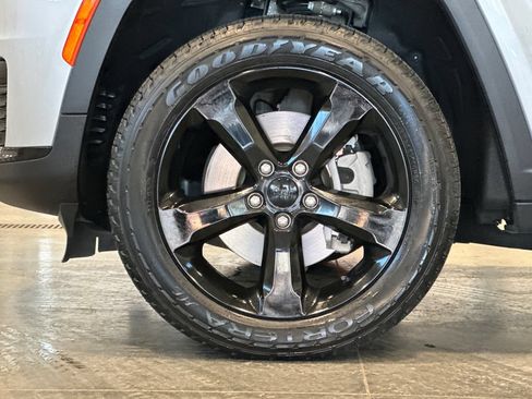 Used 2023 Jeep Grand Cherokee L Laredo AWD/4WD image 9